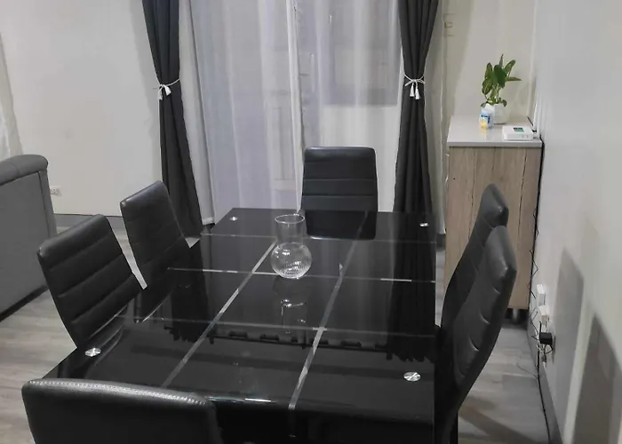 Ldn Pinecrest Two-room